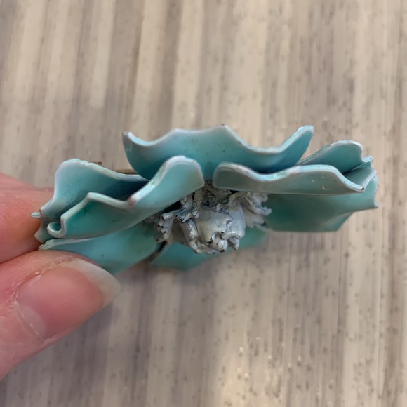 Vintage enamel and metal pin, sea foam & white flower - Picture 3 of 3